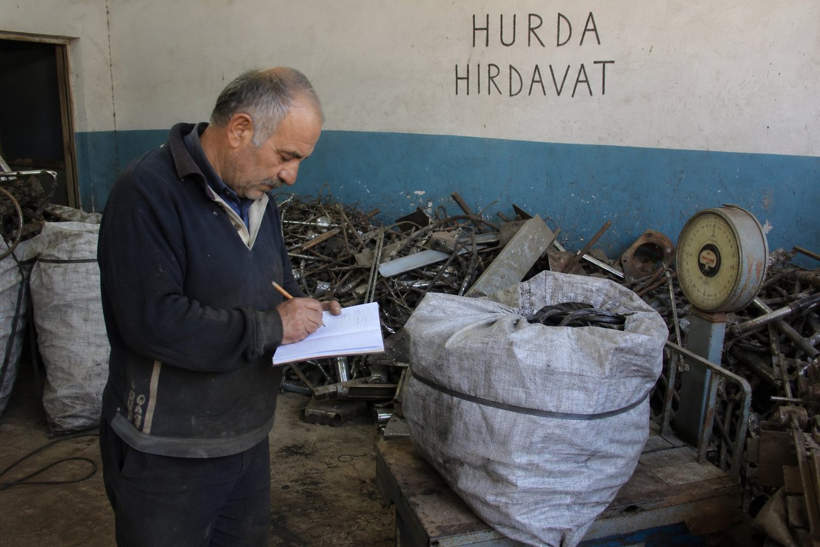 Metal hurdanın kantarda tartılması