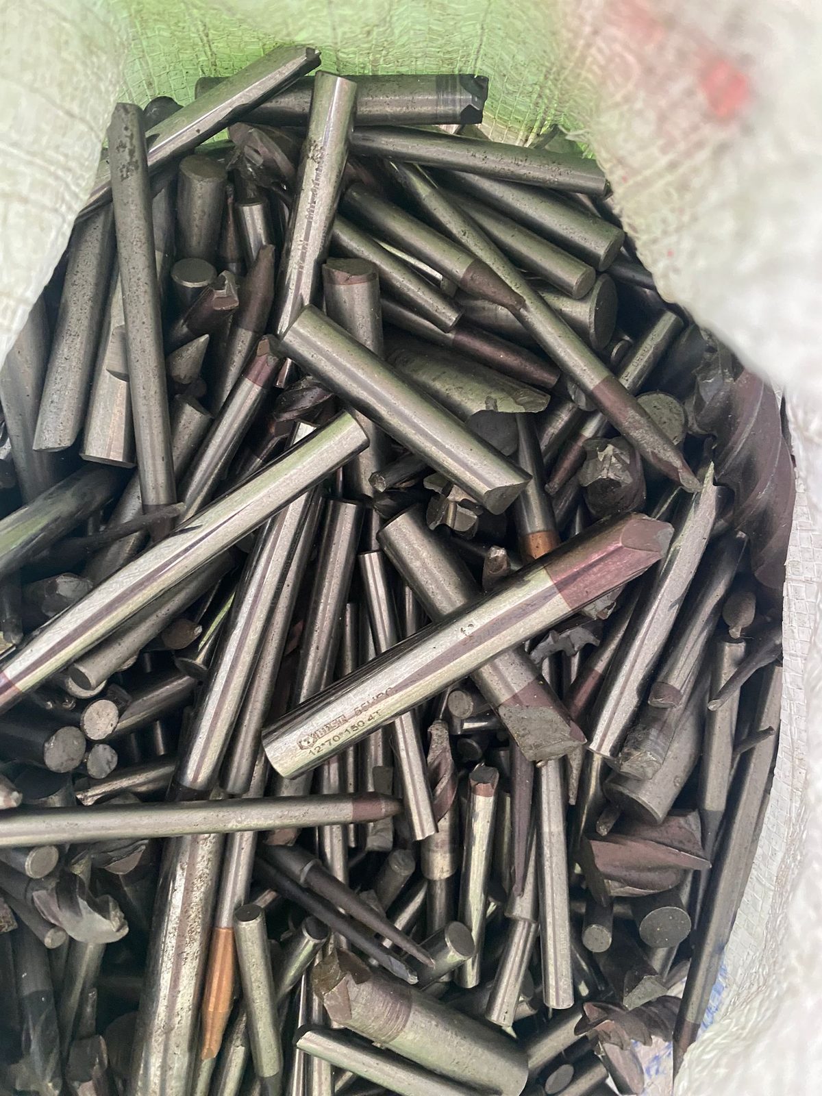 Sökülmüş metal boru parçaları