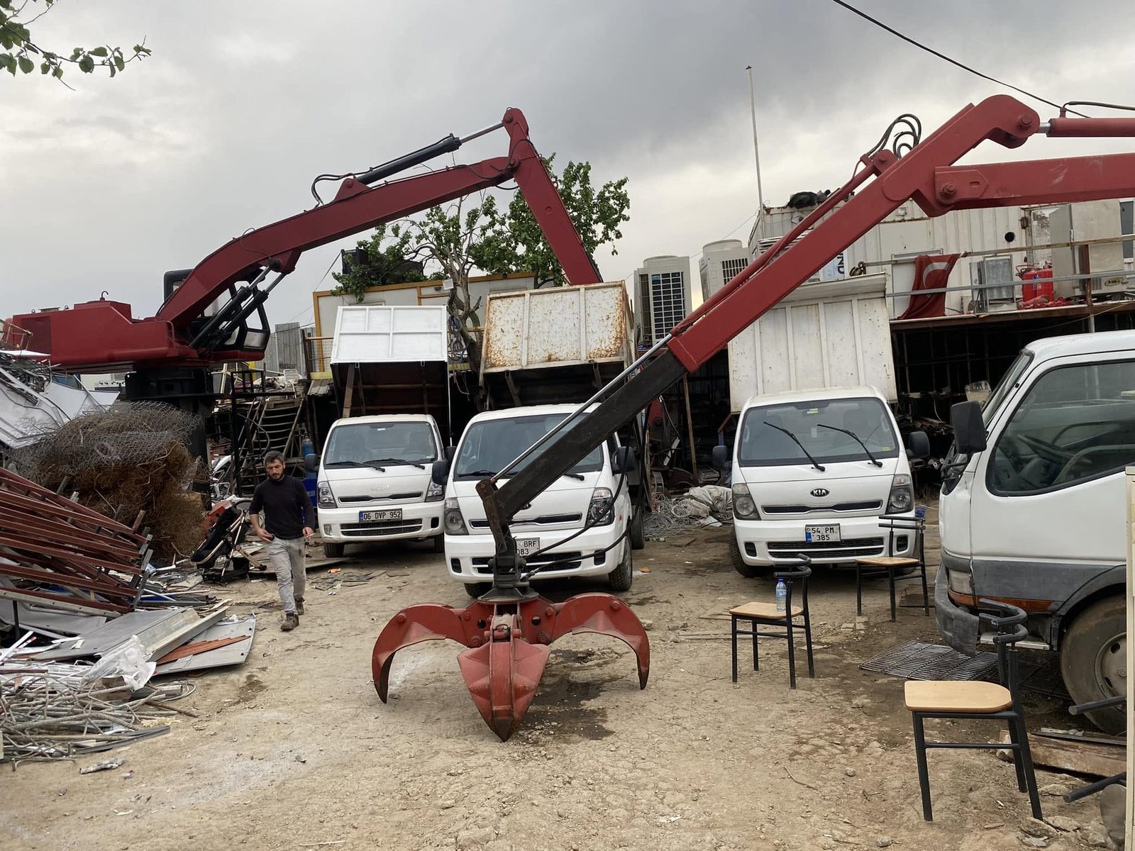 Vinçle metal hurda yükleme alanı